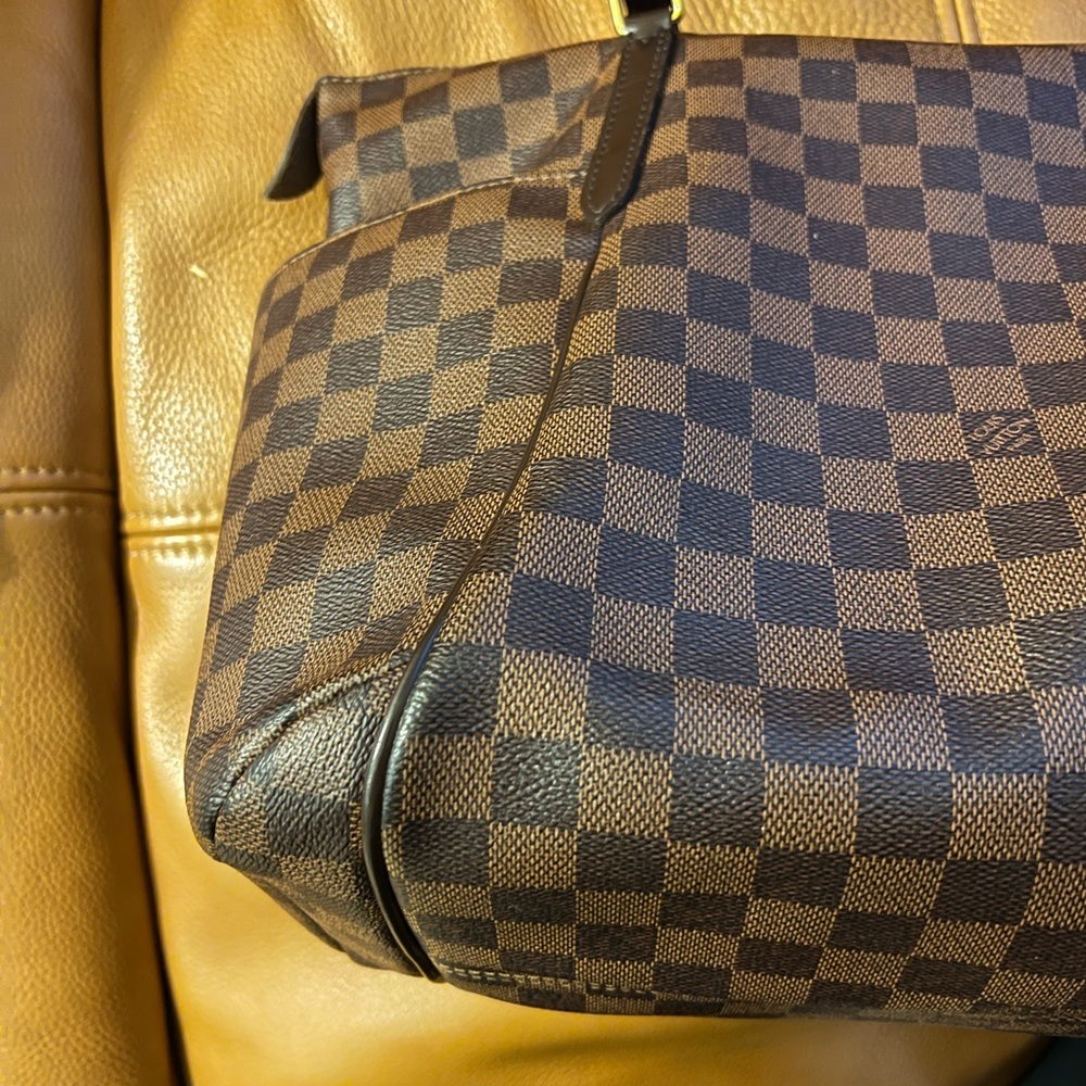 Louis Vuitton - Picture 11 of 12